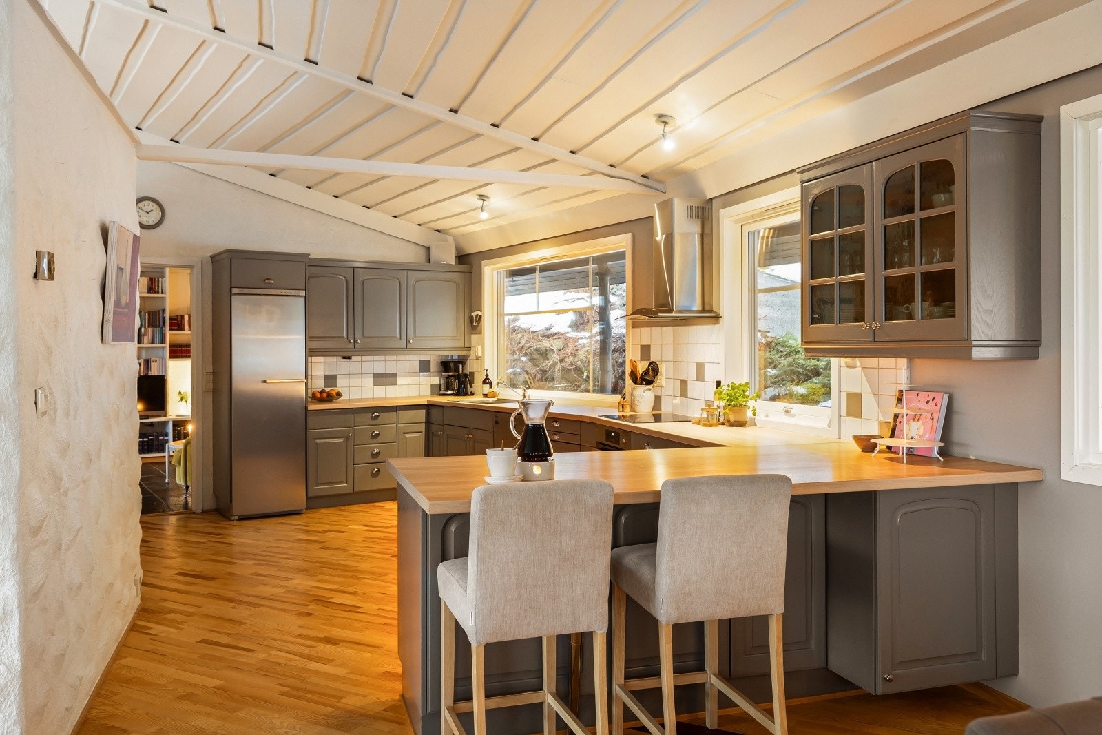 Kjøkkenet har malte eikefronter av høy kvalitet Galleribilde