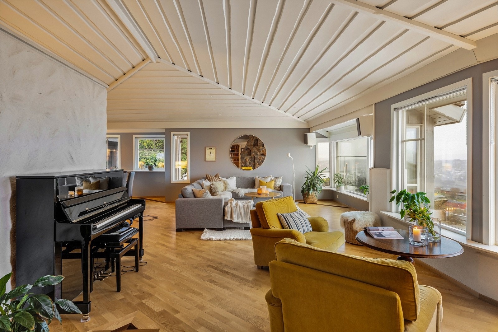 Flott parkettgulv i stue/kjøkken som ble profesjonellt slipt og lakket i 2016 Galleribilde