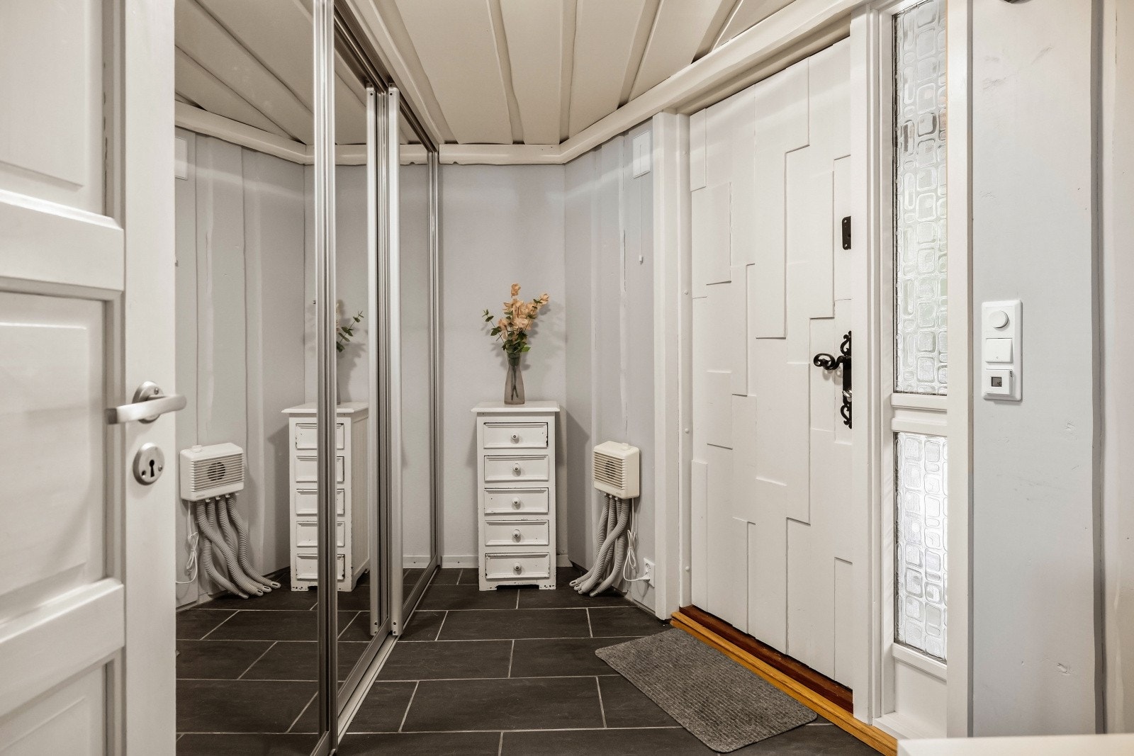 Siste del av huset er hybelen, her ser man entrè med varmekabler i gulv Galleribilde