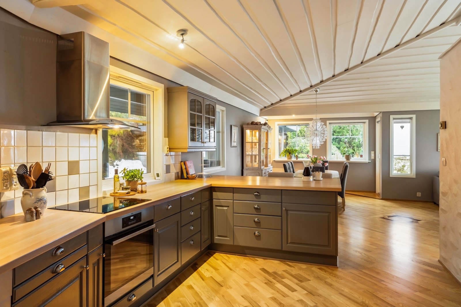 Hele stue- /kjøkken arealet har varmekabler/folie i gulv Galleribilde