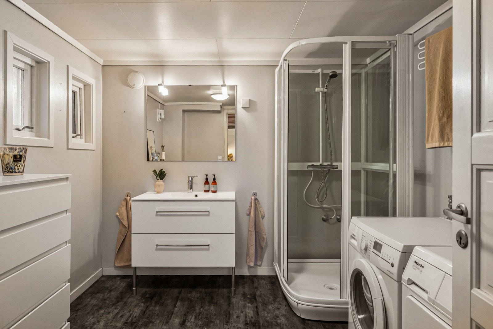 Badet i hybelen har opplegg for vaskemaskin og ble fornyet i 2005/2006 Galleribilde