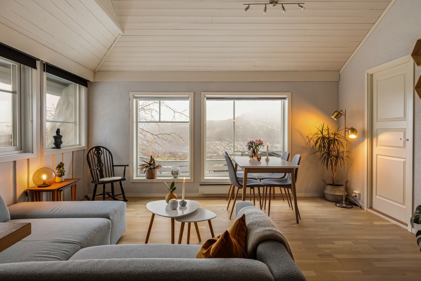 Heldige leietagere som også får nyte utsikten fra stuen sin Galleribilde