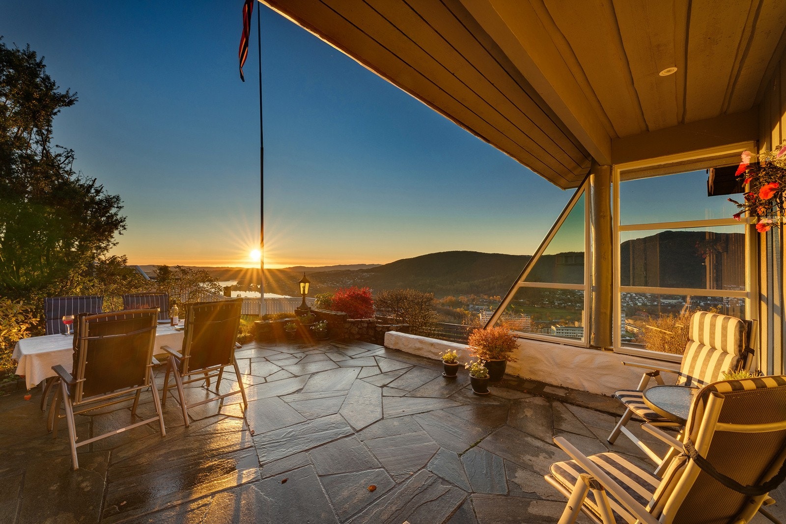 Nyt solen på eiendommen helt fra 05:30 til 23:15 midtsommers Galleribilde