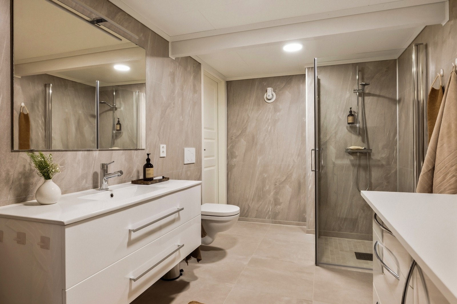 Nydelig bad og vaskerom som var nytt i 2025 Galleribilde