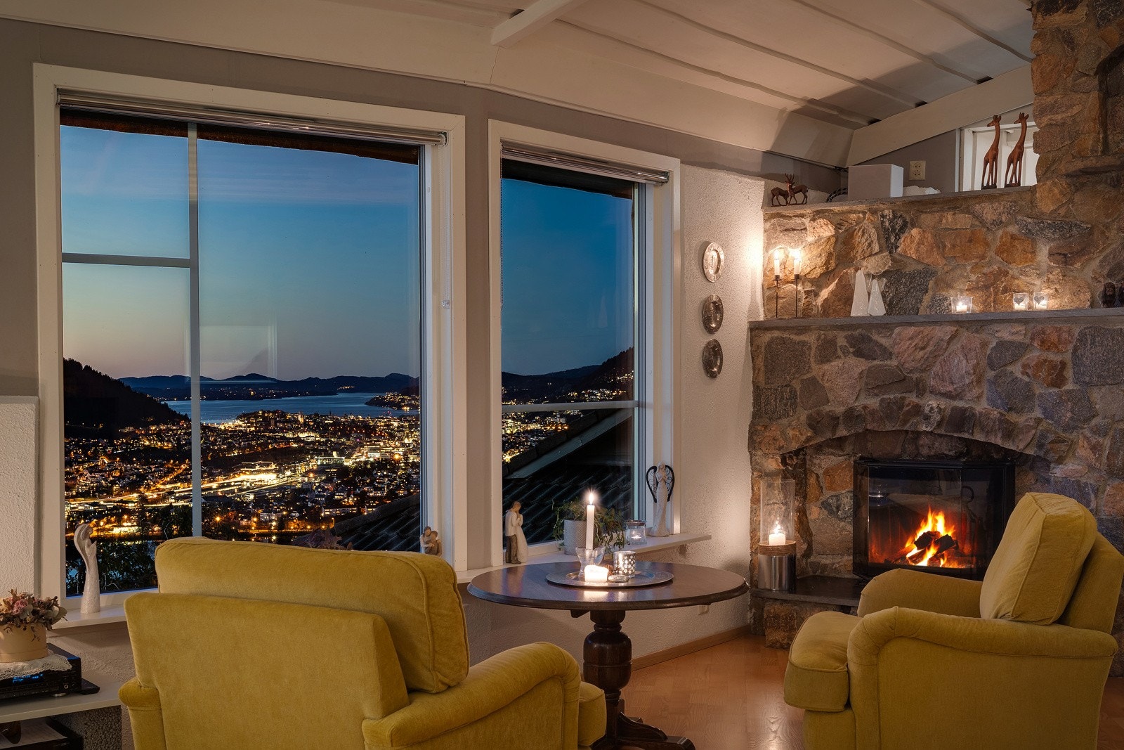 Ikke mange i Bergen som kan sitte ved peisen og se solen til over 23 på kvelden Galleribilde