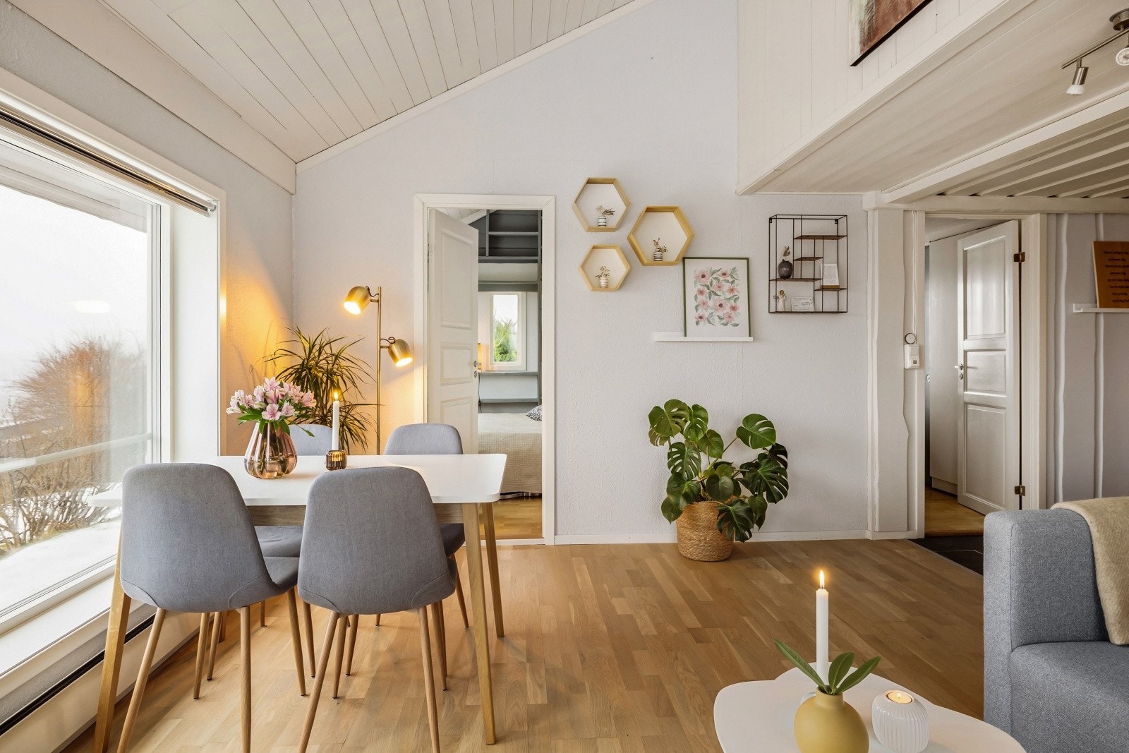 Inngang til begge soverommene fra stuen Galleribilde