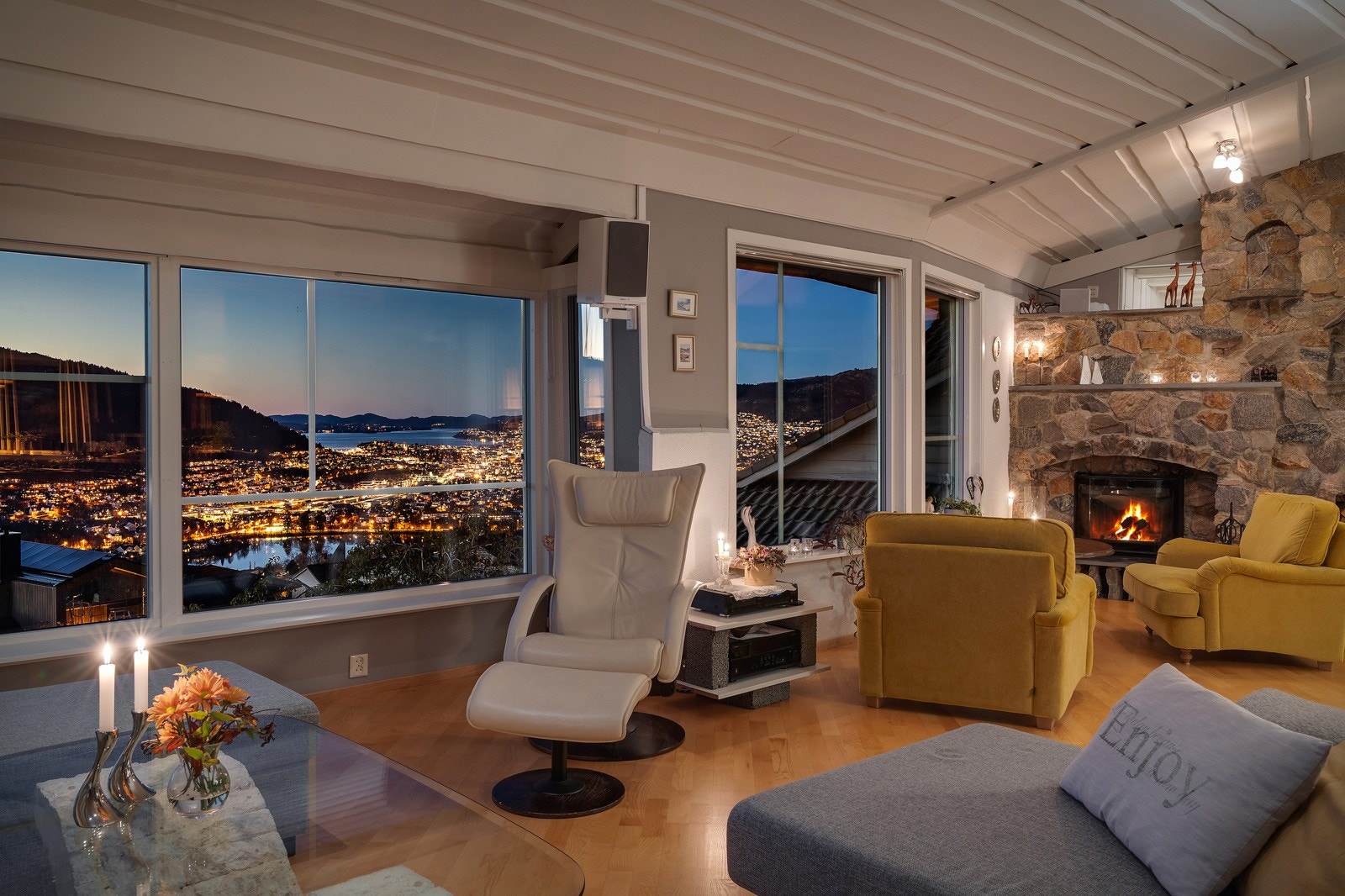 Luftig stue, store vindusflater og flere soner som ny eier vil nyte godt av Galleribilde