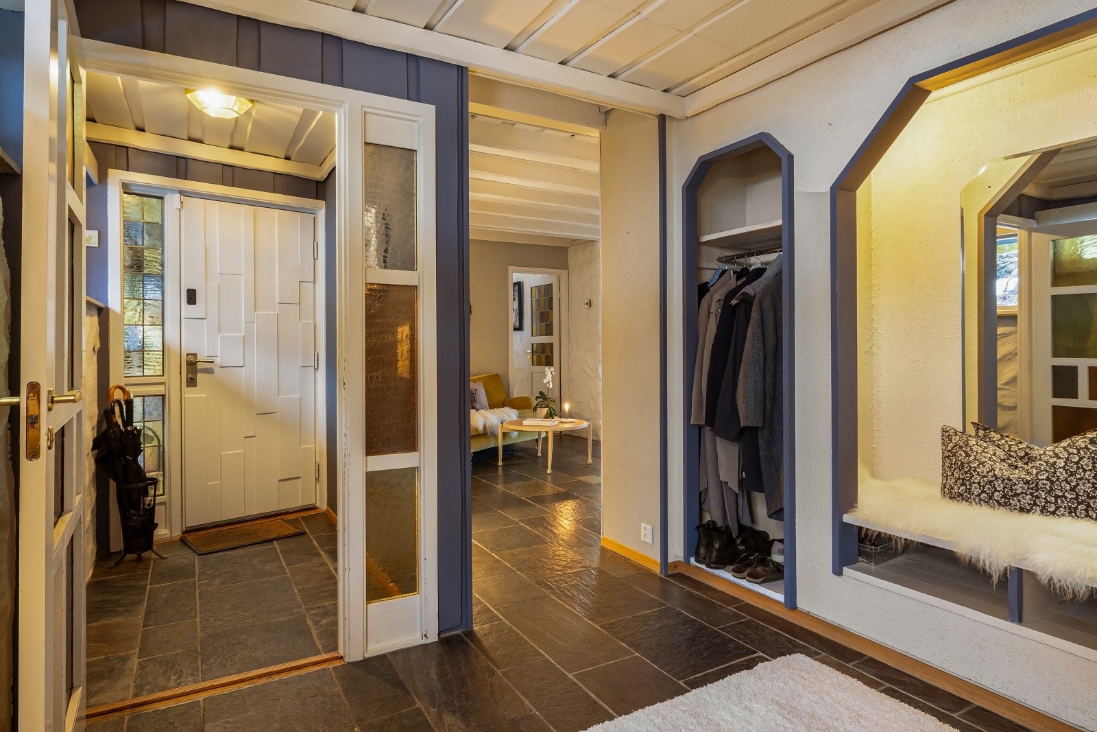 Inngangsparti/hall er på over 40kvm med flere garderobeløsninger Galleribilde