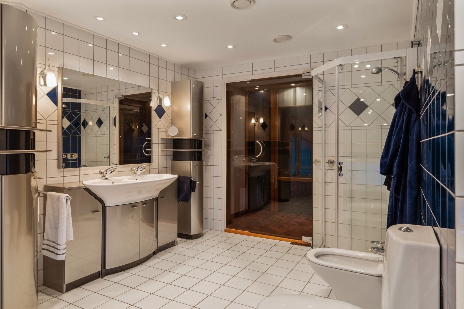 Etasjens bad er helfliset og har gulvareal på 13kvm. Det er også innfelte downlights fra 2020 Galleribilde