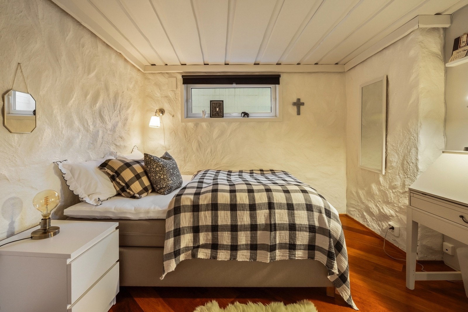 Soverom nede er på 12 kvm Galleribilde