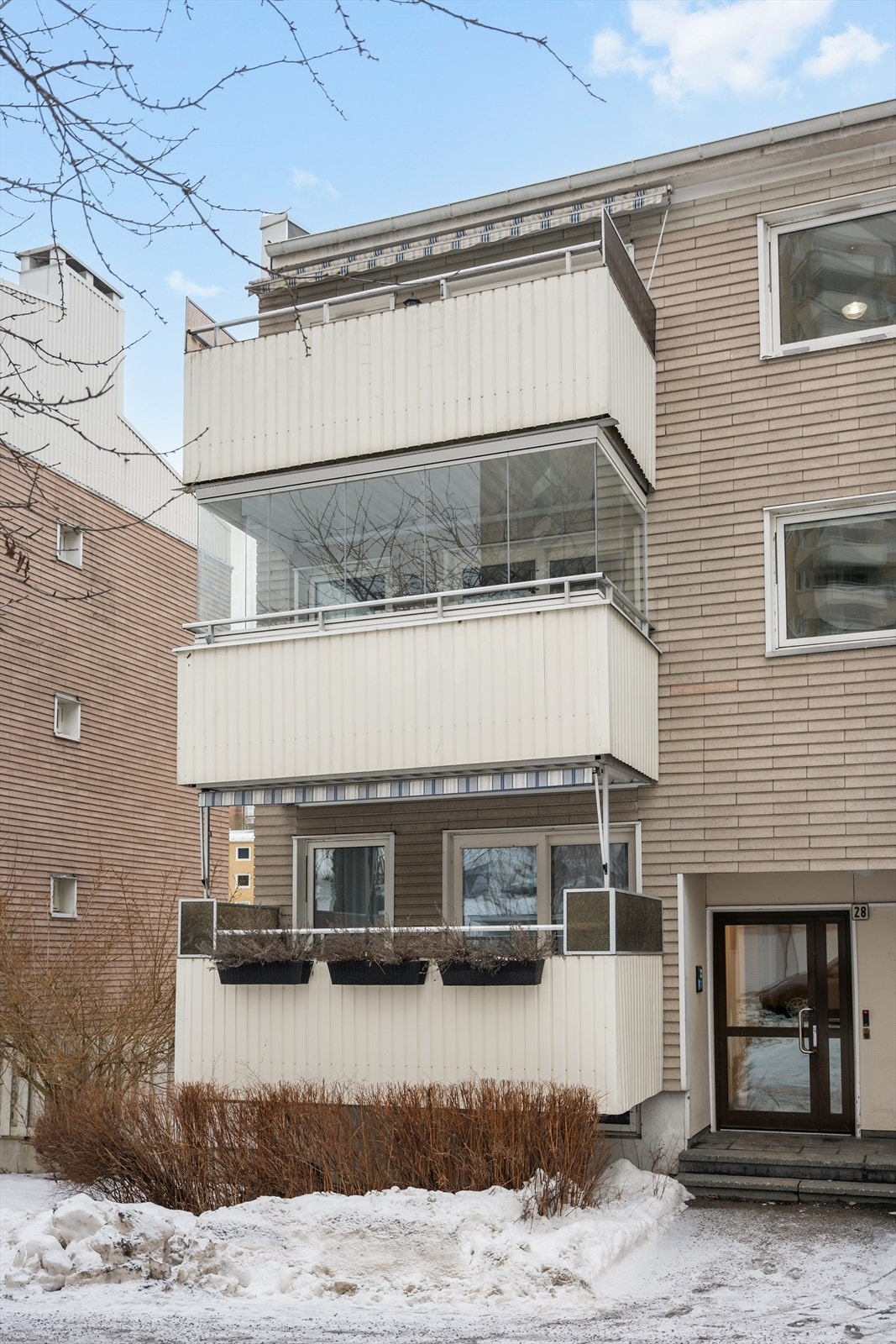 Området er kjent for sine grønne omgivelser, gode solforhold, og beliggenhet nær Østensjøvannet og Østmarka. Galleribilde