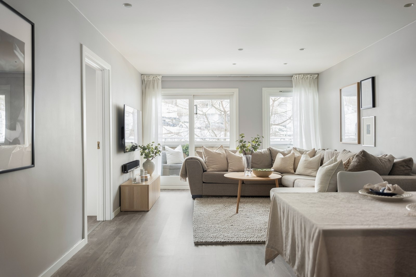 Store vindusflater gir rikelig med naturlig lys, og fra stuen er det direkte utgang til balkongen. Galleribilde