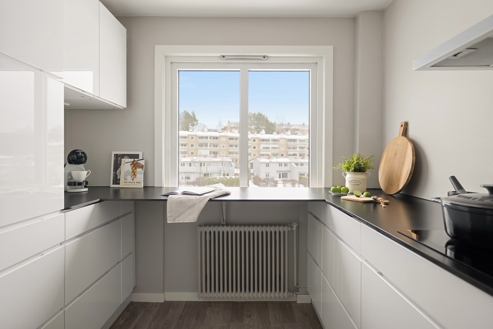 Det store vinduet sørger for godt med dagslys og en luftig atmosfære, samtidig som det gir en hyggelig utsikt mot nærområdet. Galleribilde