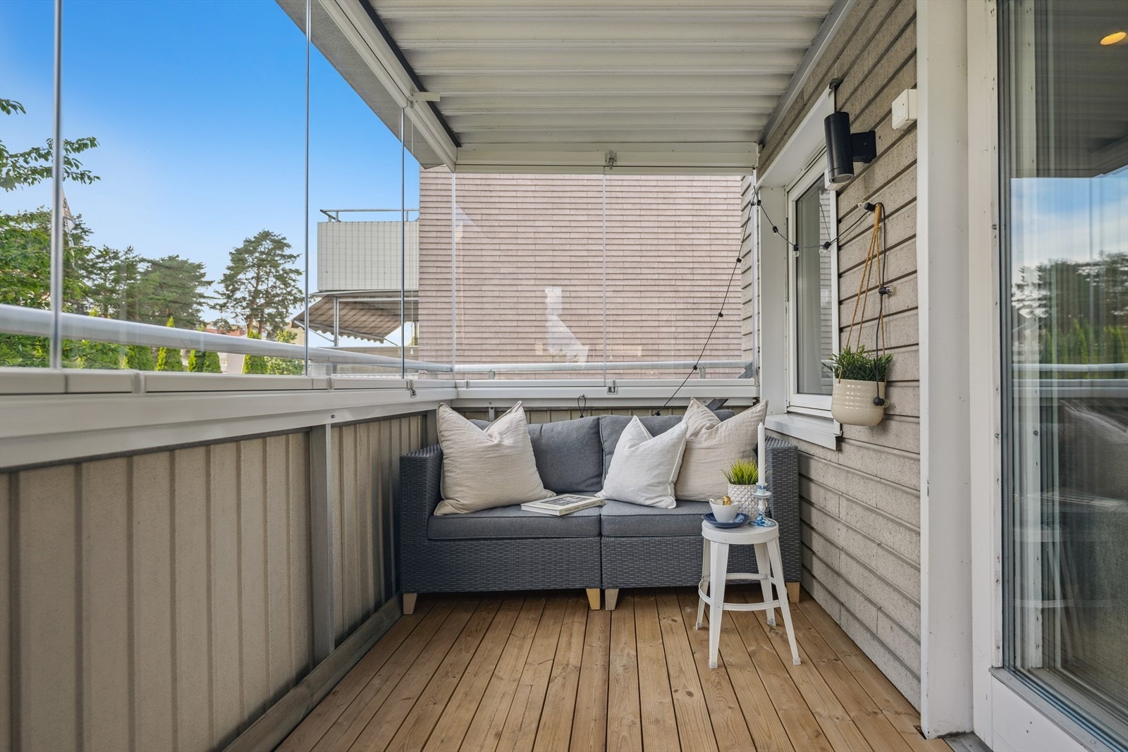 På balkongen er det montert utelys og tregulv, som skaper en hyggelig stemning også på kveldstid. Galleribilde