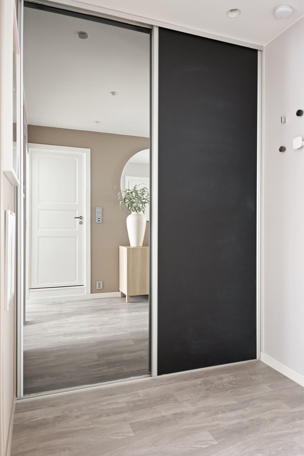 Her er det en romslig skyvedørsgarderobe med speilfront for effektiv oppbevaring av yttertøy. Galleribilde