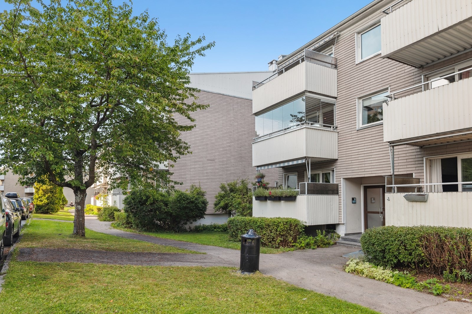 De asfalterte gangarealene gjør det enkelt og trygt å ferdes rundt, både for store og små. Galleribilde