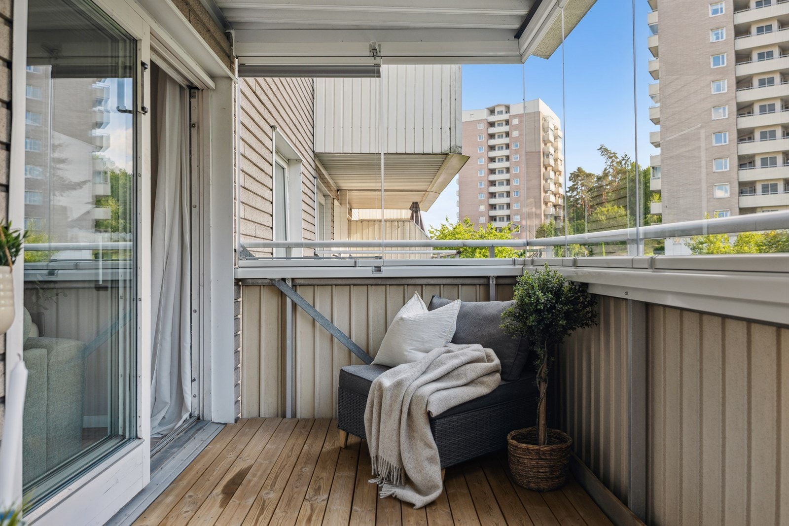 Balkongen vender mot vest, som gir gode solforhold store deler av ettermiddagen. Galleribilde