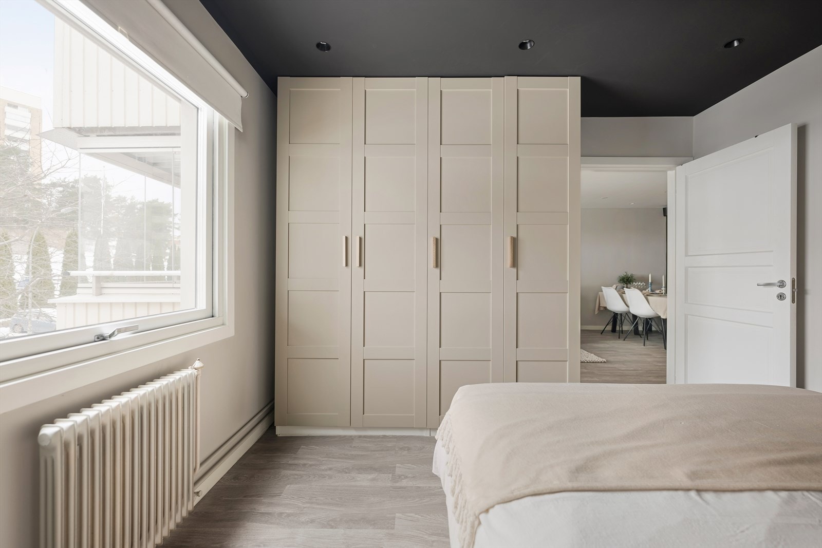 Stor garderobe gir rikelig med oppbevaringsplass. Begge rommene har nattlys med timerfunksjon. Galleribilde