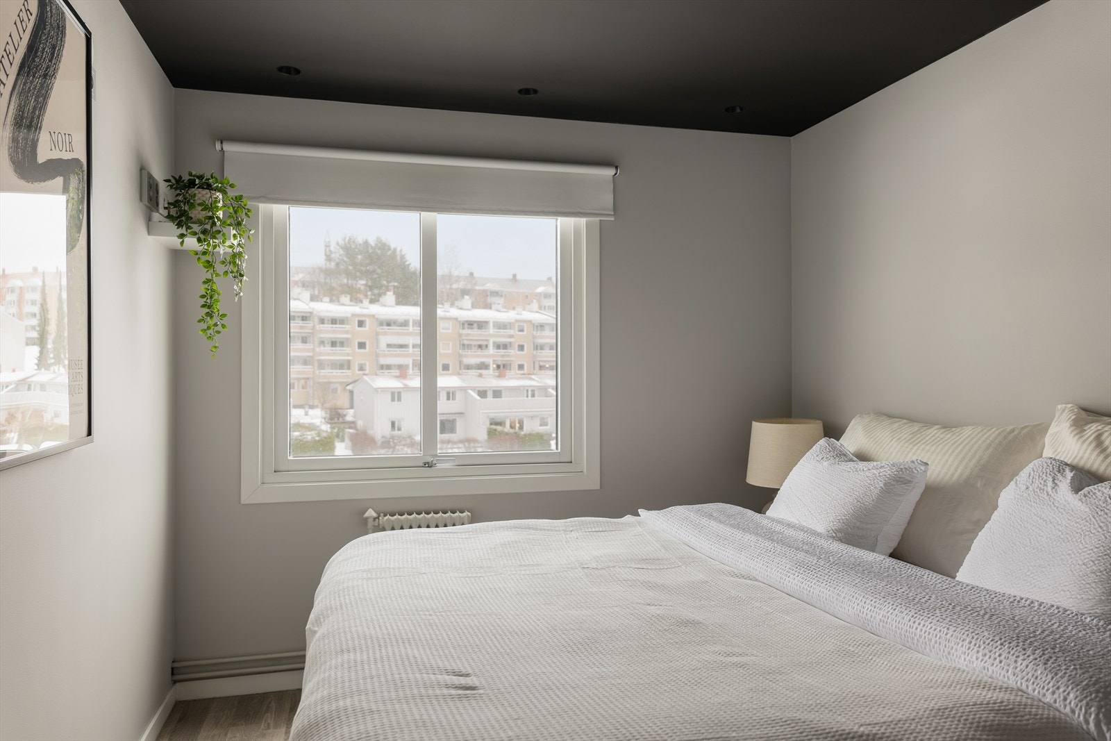 Rommet har god plass til dobbeltseng og tilhørende nattbord på hver side. Galleribilde