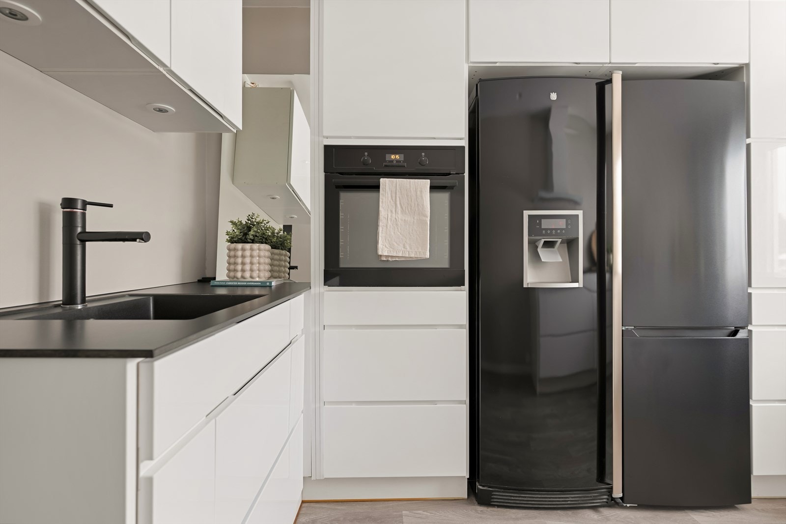 Kjøkkenet er utstyrt med platetopp, stekeovn, ventilator og oppvaskmaskin, samt et frittstående fryseskap og kombiskap som medfølger. Galleribilde