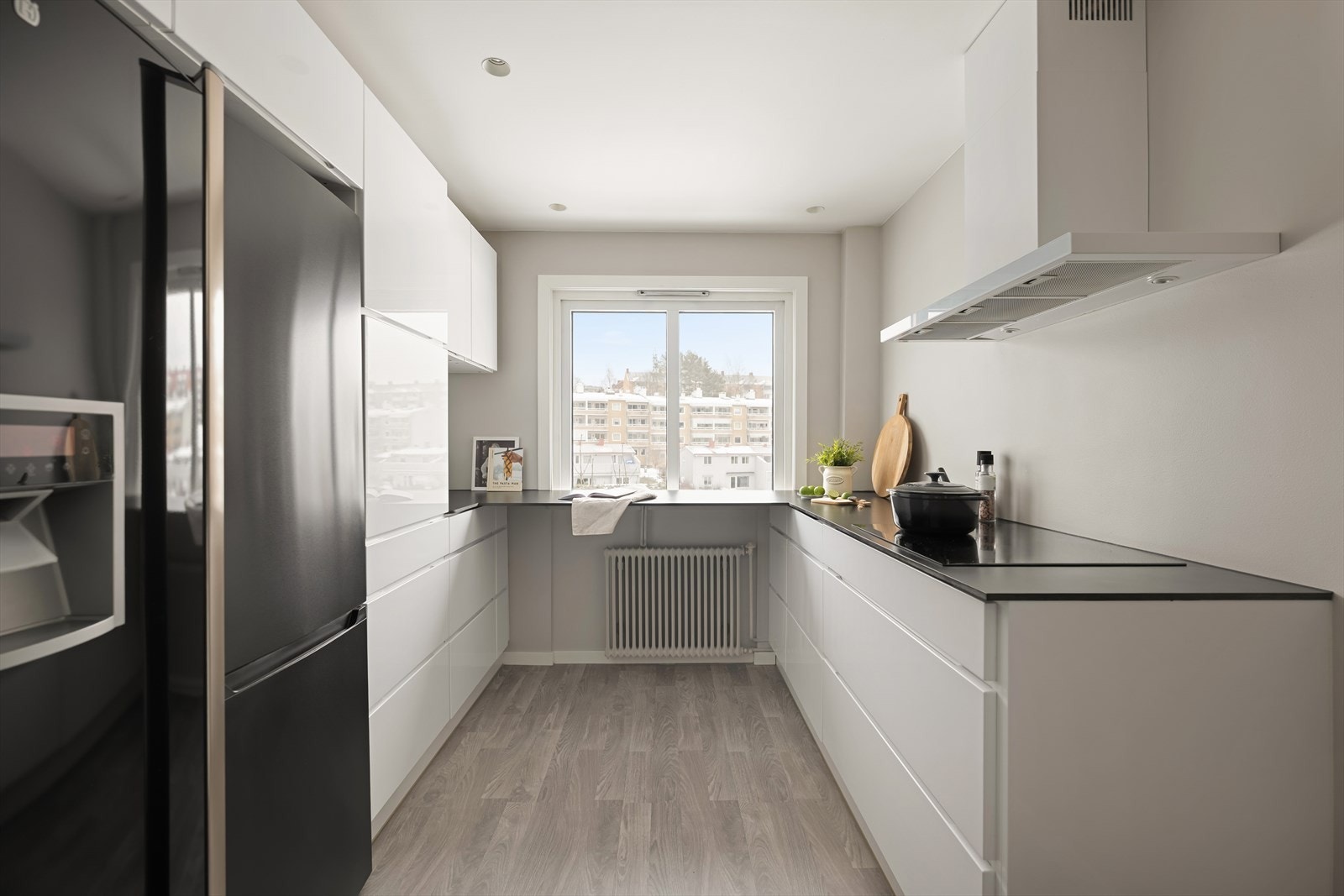 Det separate kjøkkenet fremstår moderne og svært funksjonelt, med godt med både skap- og benkeplass. Galleribilde