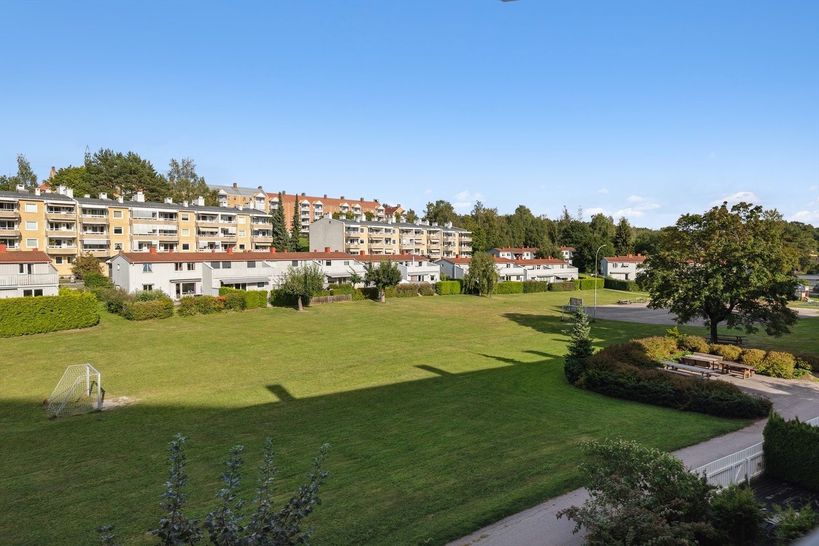 Området er særlig godt tilrettelagt for barnefamilier, med gode leke- og aktivitetsmuligheter, store åpne flater og oversiktlig beliggenhet mellom boligene. Galleribilde