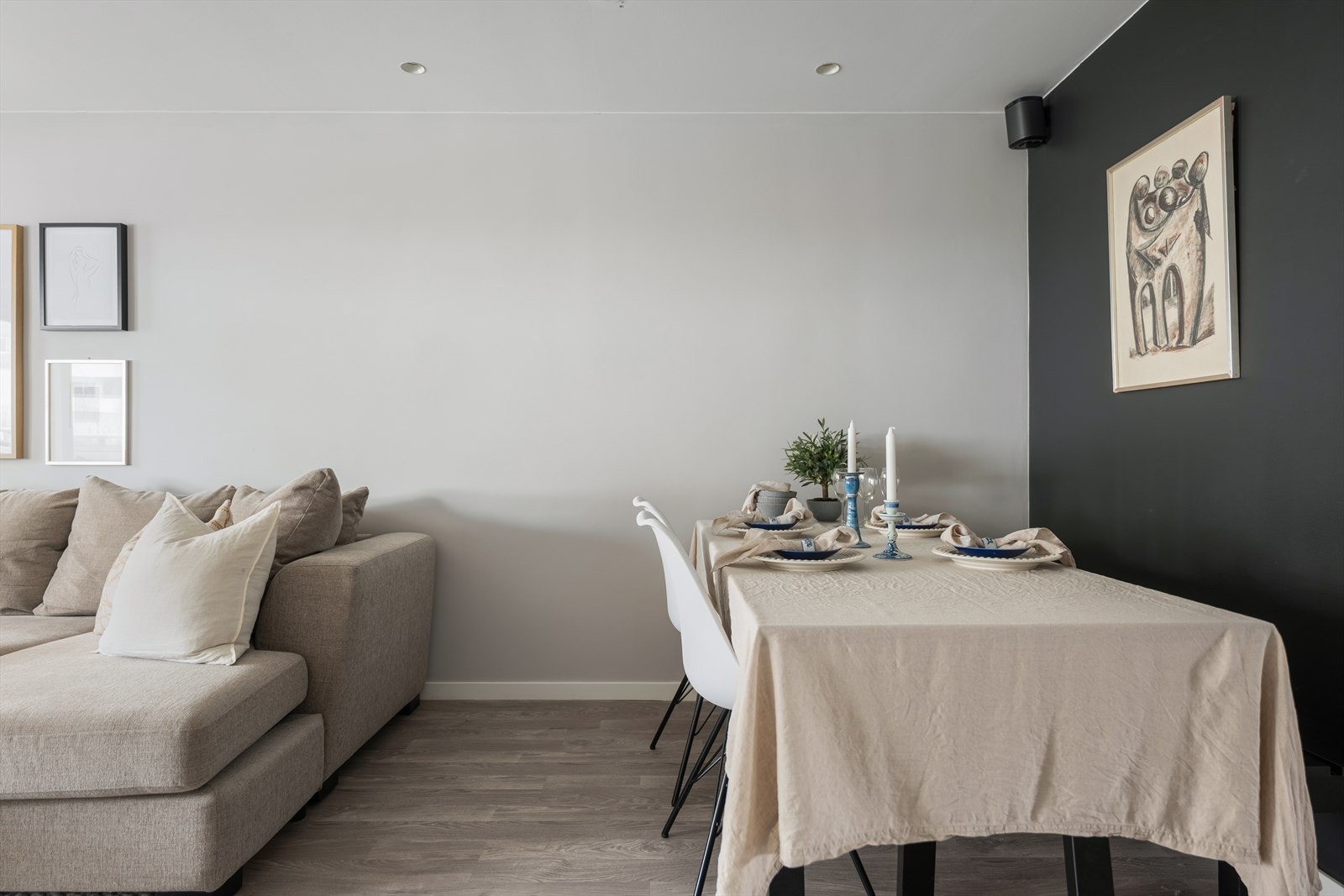 I stuen er det god plass til både sofagruppe og egen spisestuesone. Galleribilde