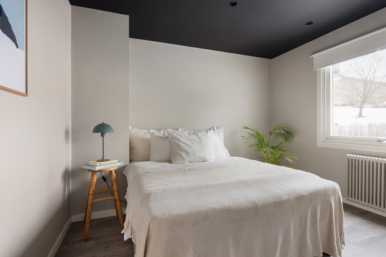 Det andre soverommet er også romslig, og egner seg godt som barnerom, gjesterom eller kontor. Galleribilde