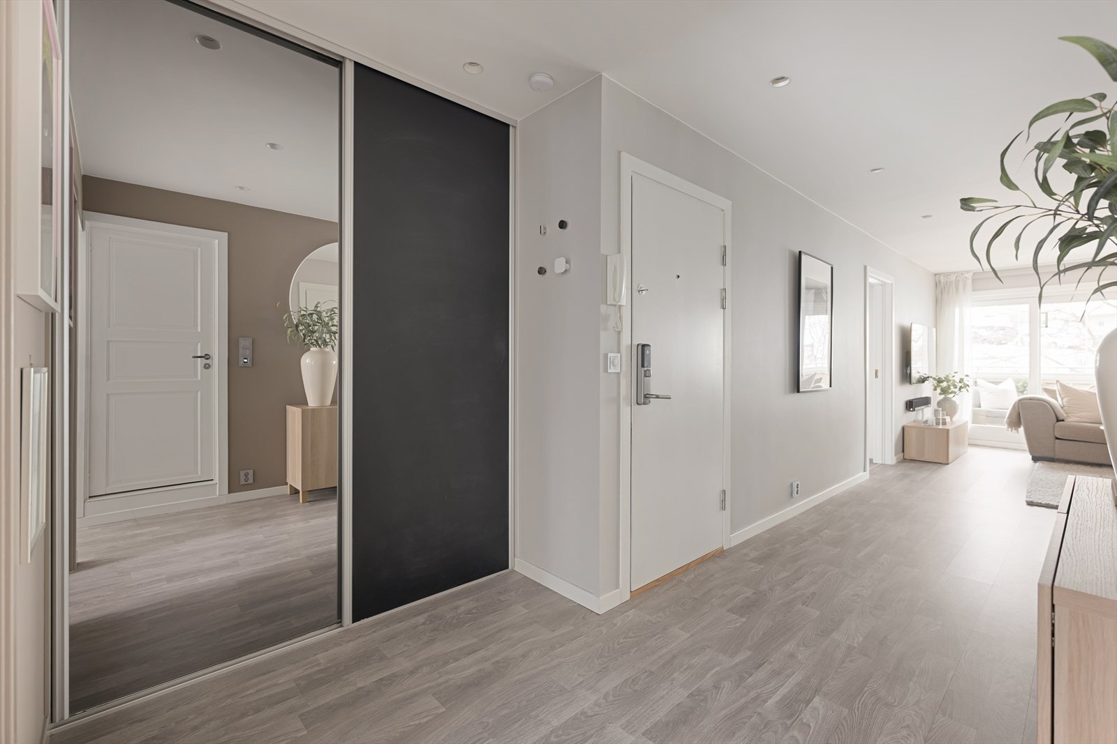 Entréen gir et godt førsteinntrykk med delikate overflater og downlights i himlingen. Galleribilde