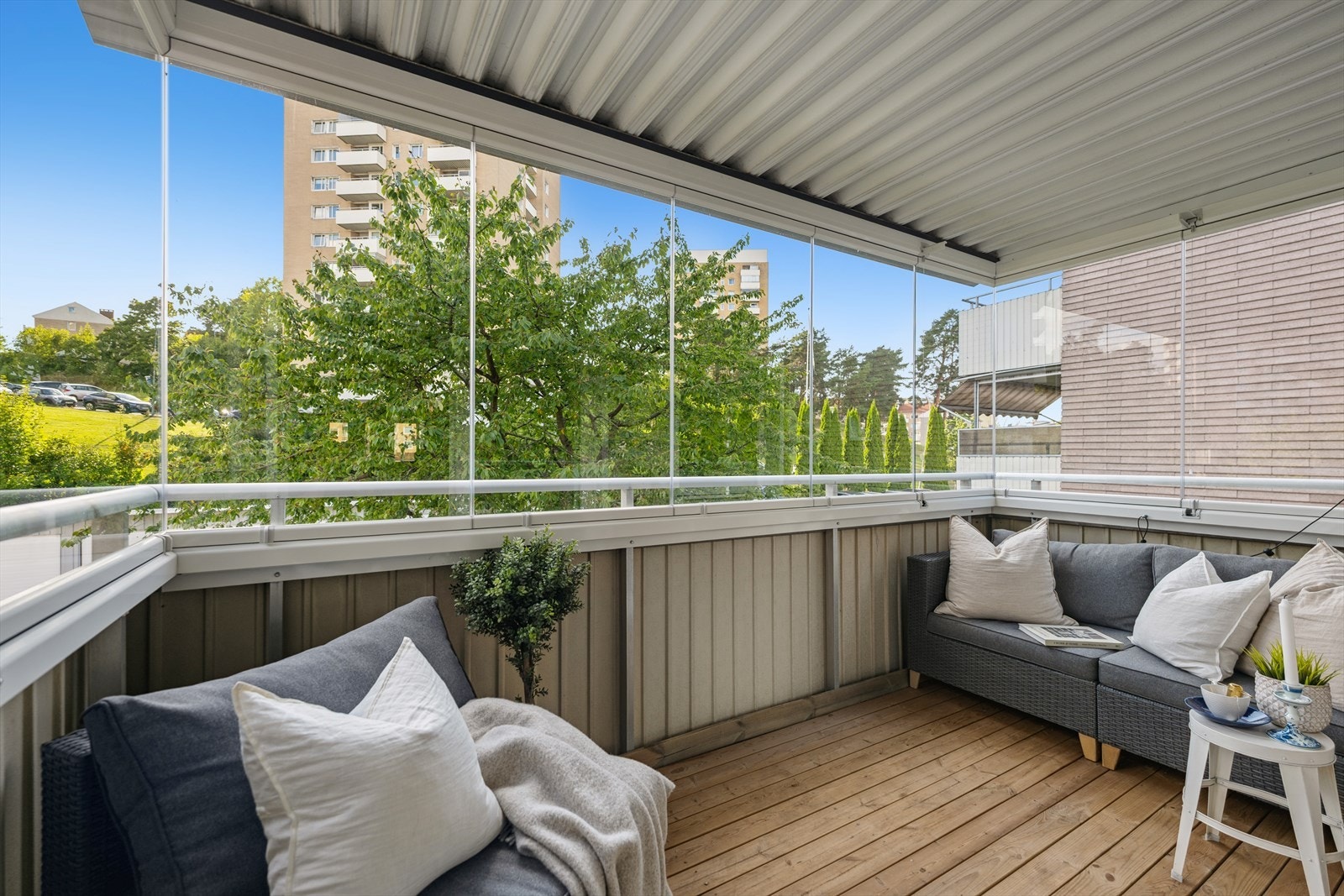 Fra stuen er det utgang til vestvendt, innglasset balkong som fungerer som en forlengelse av oppholdsrommet og kan benyttes store deler av året. Galleribilde