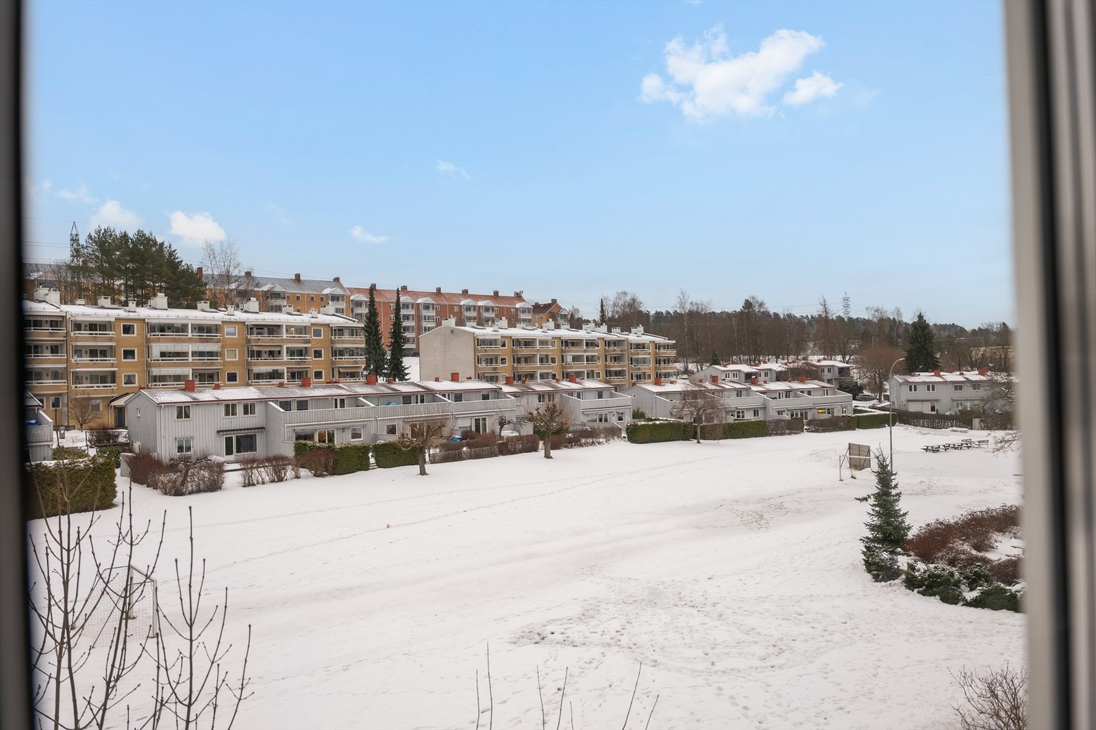 Borettslaget har romslige felles uteområder med velstelte plenarealer, prydbusker og trær. Galleribilde