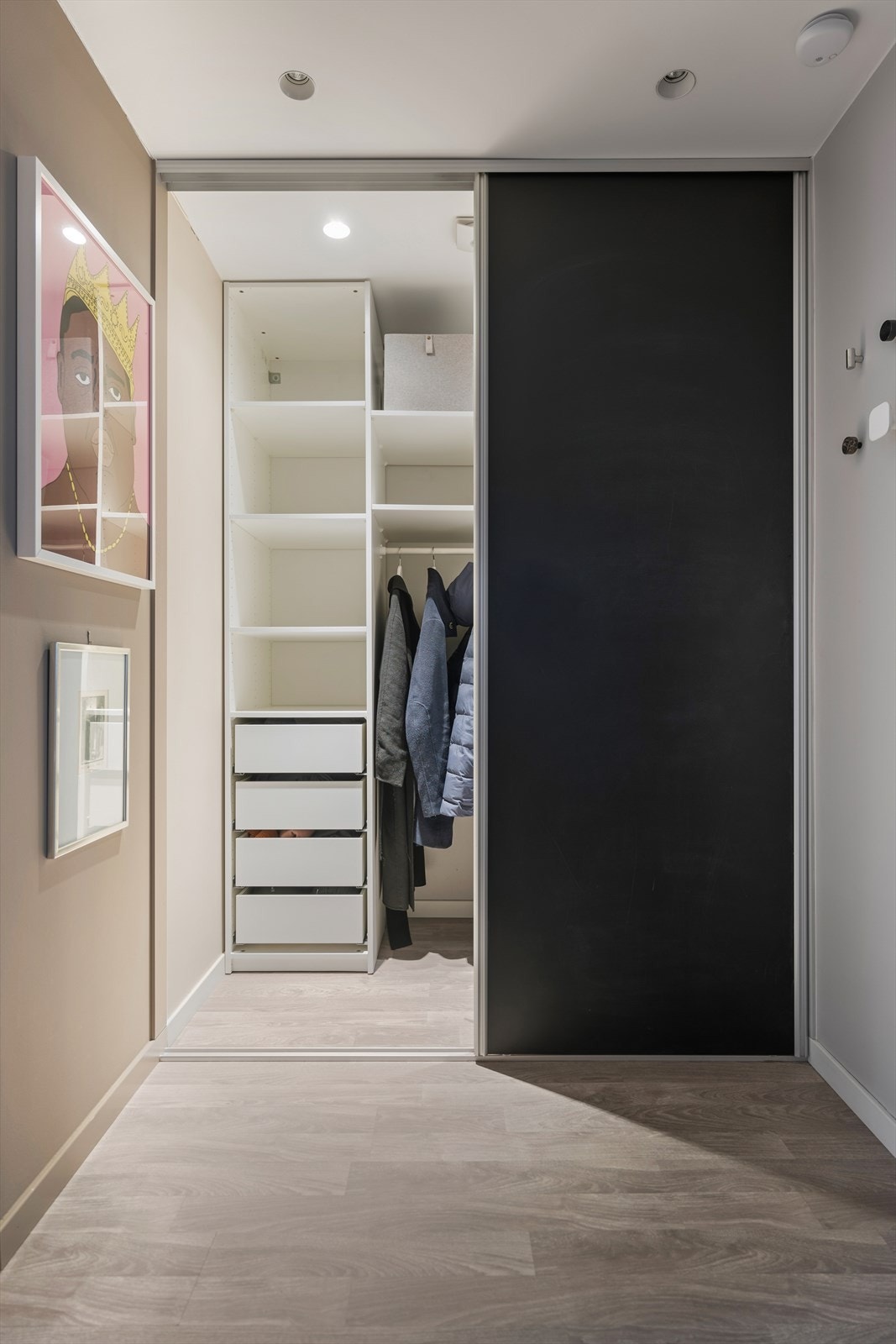 Stor garderobe som er utstyrt med smart LED-belysning som gir god oversikt. Galleribilde