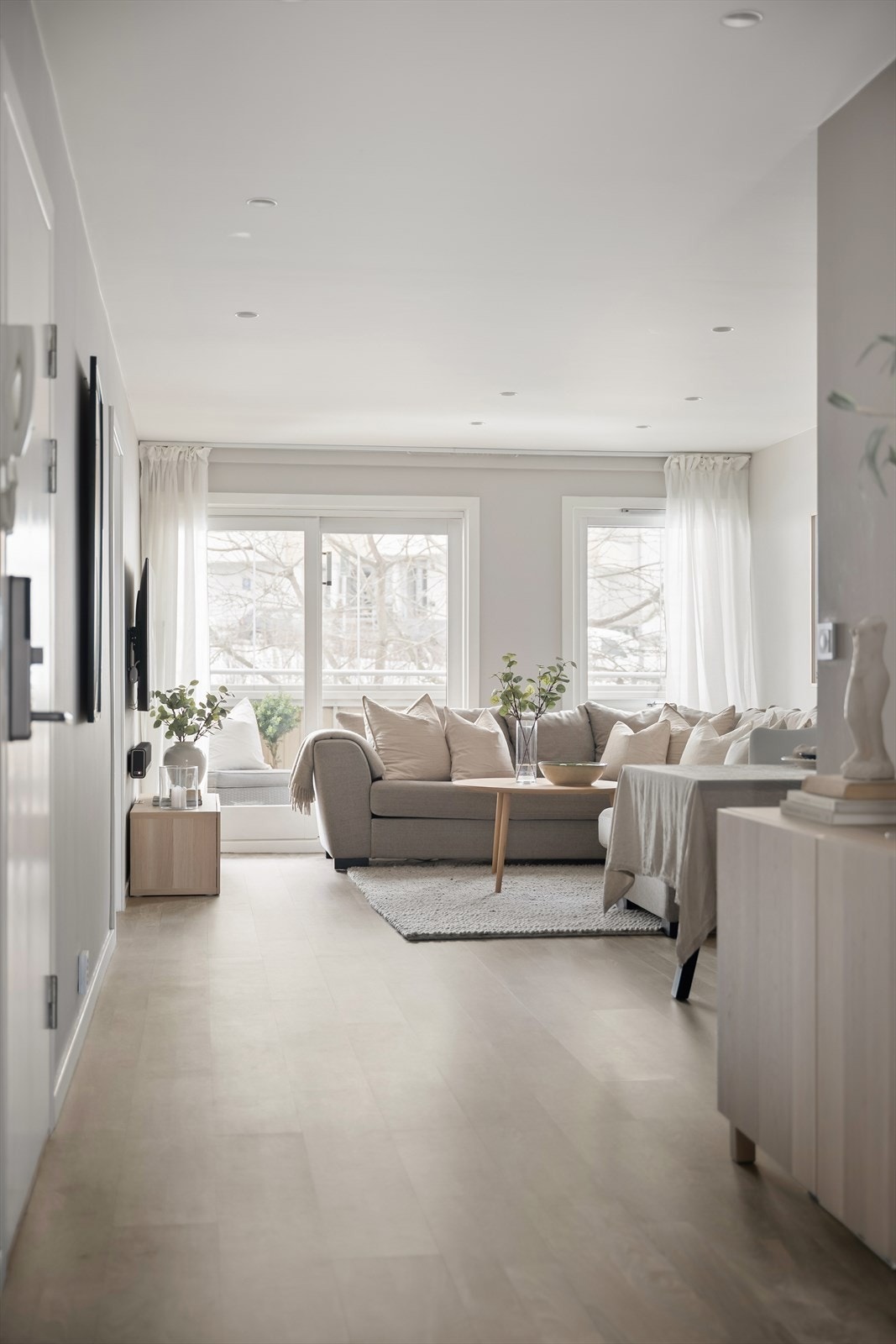 Downlightsene er dimbare, noe som gir fleksible belysningsmuligheter tilpasset både hverdag og sosiale sammenkomster. Galleribilde