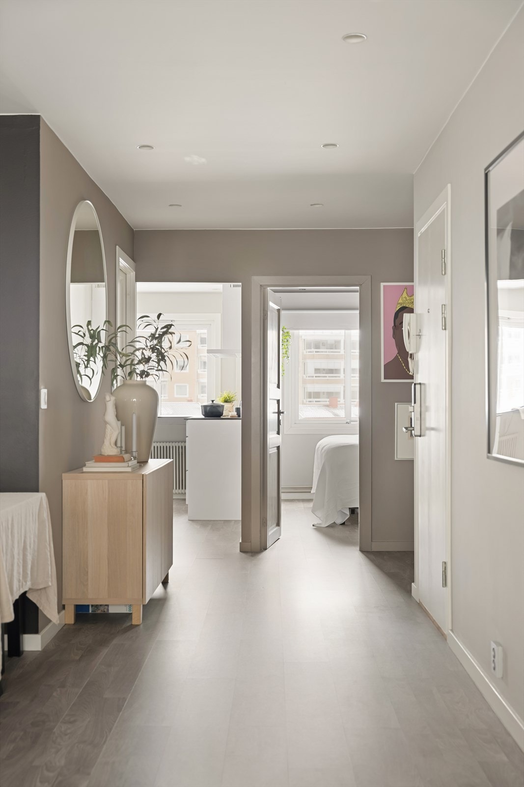 Her er det etablert en praktisk master-bryter ved utgangsdøren for all belysning i leiligheten. Galleribilde