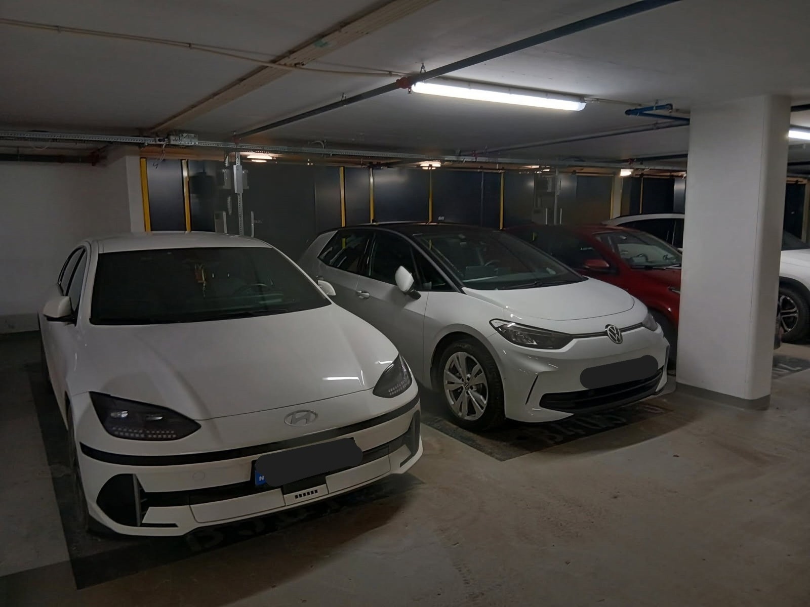 Garasjeplass med elbillader medfølger. Galleribilde