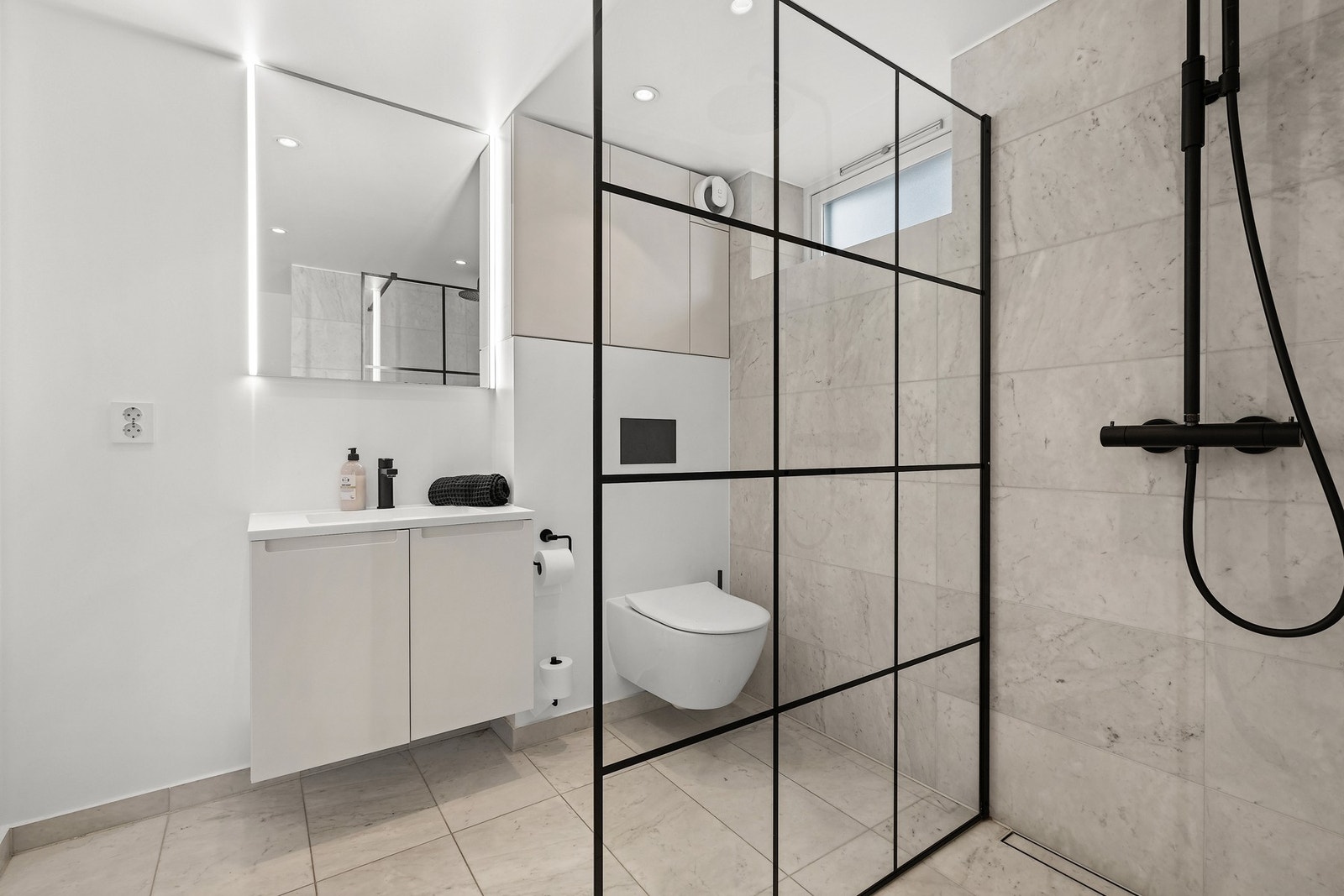 Et funksjonelt og pent bad som kompletterer underetasjens rom Galleribilde