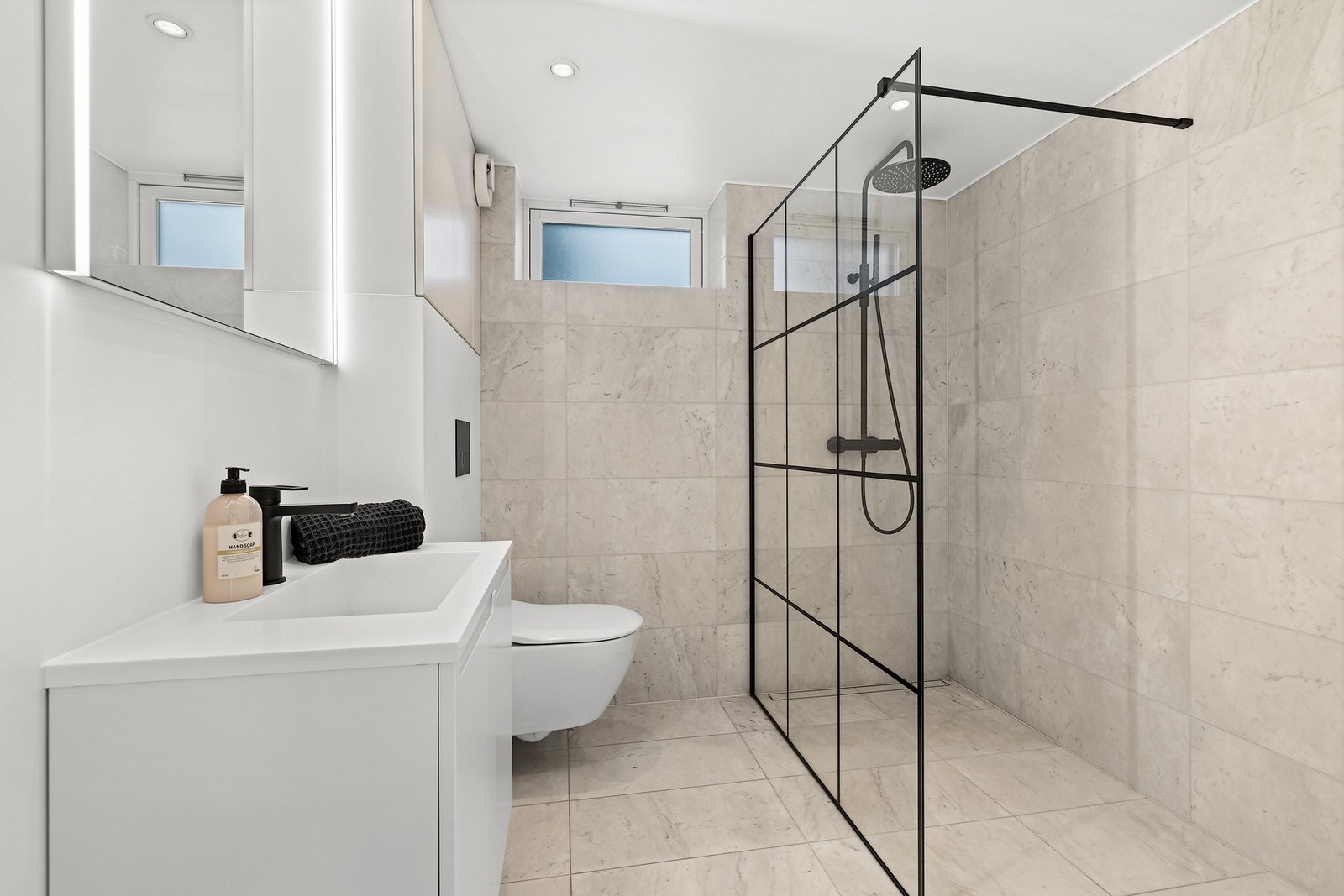 Moderne og delikat bad i underetasjen med stilrent uttrykk. Galleribilde