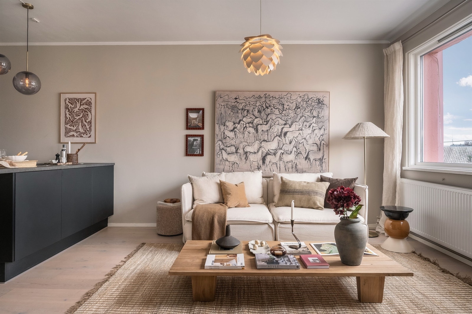 Stuen er av god størrelse med plass til sofa, salongbord og TV-seksjon. Det er rikelig med lysinnslipp gjennom store vindusflater som slipper inn rikelig med dagslys. Galleribilde