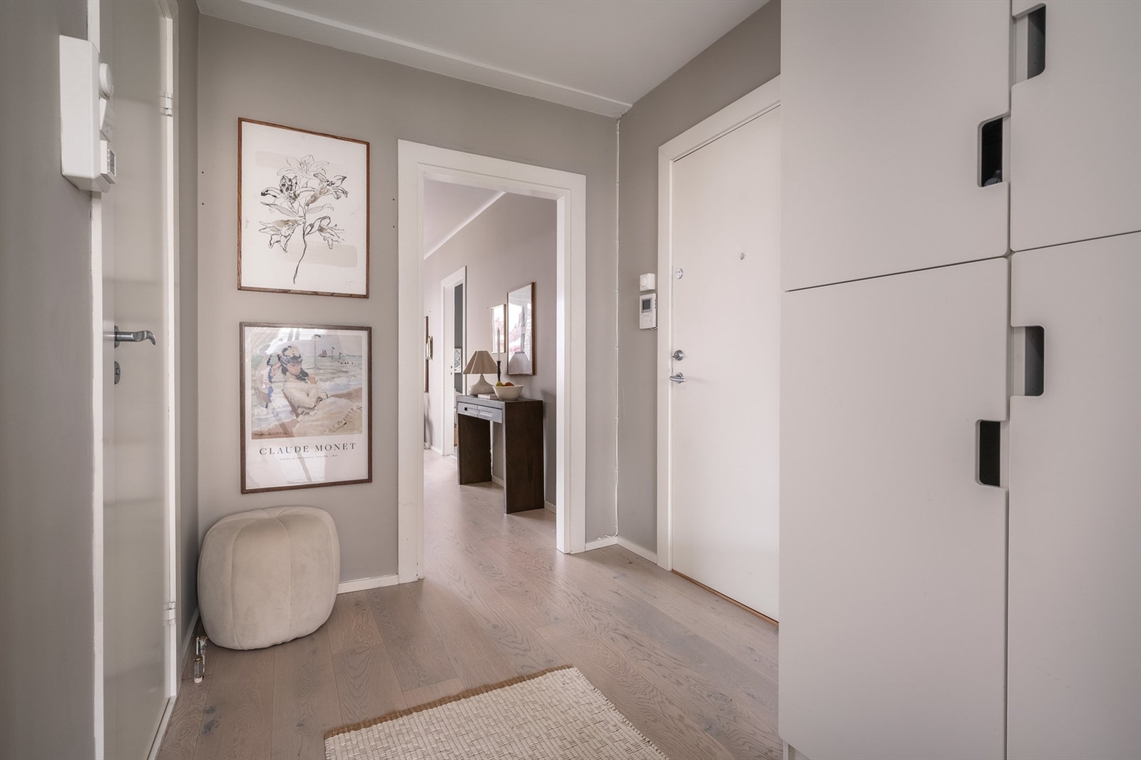 Det er rikelig med oppbevaring til yttertøy i romslig garderobe. Herfra er det adkomst til alle boligens øvrige rom. Galleribilde