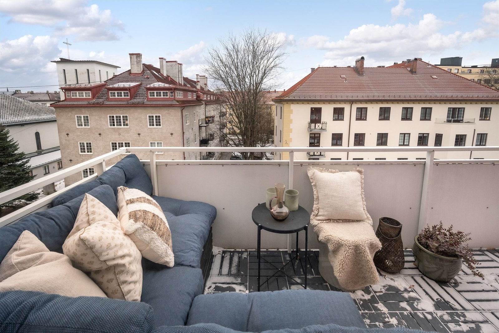 Herfra er det herlig utsyn mot området, med klassiske bygårder og grøntområder. Galleribilde