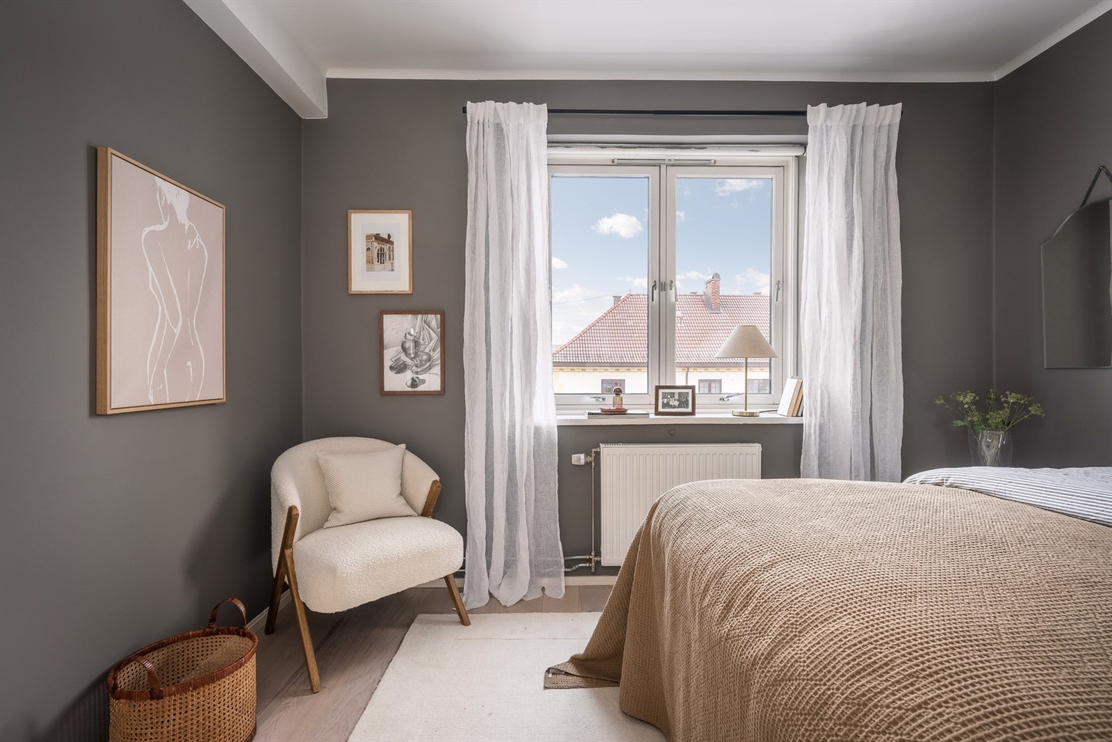 Rommet er holdt i en behagelig nyanse som passer godt på soveværelset. Galleribilde