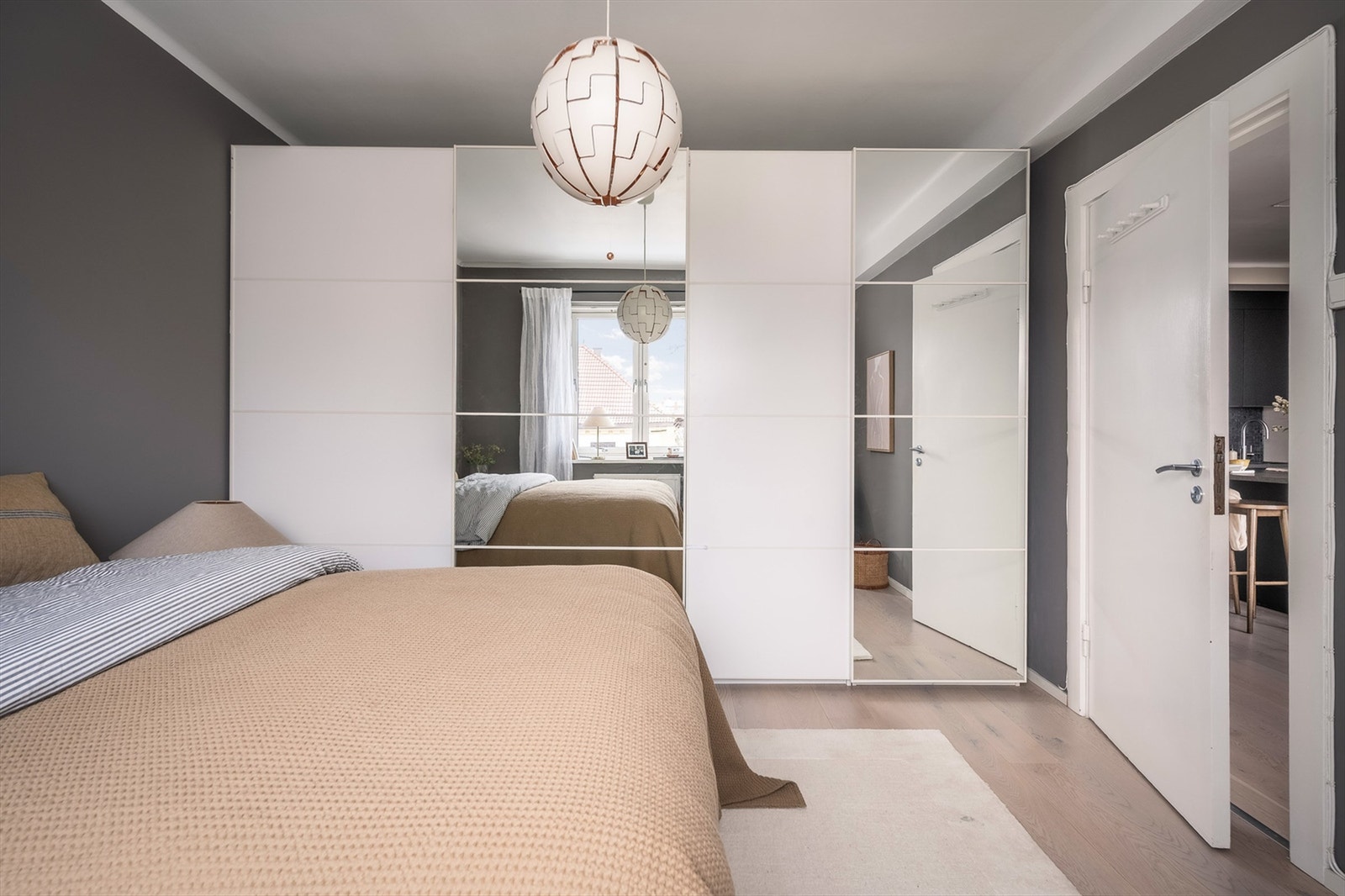 Det er rikelig med oppbevaringsplass i en romslig skyvedørsgarderobe med speilfronter- enkelt å holde orden i hverdagens kaos. Galleribilde