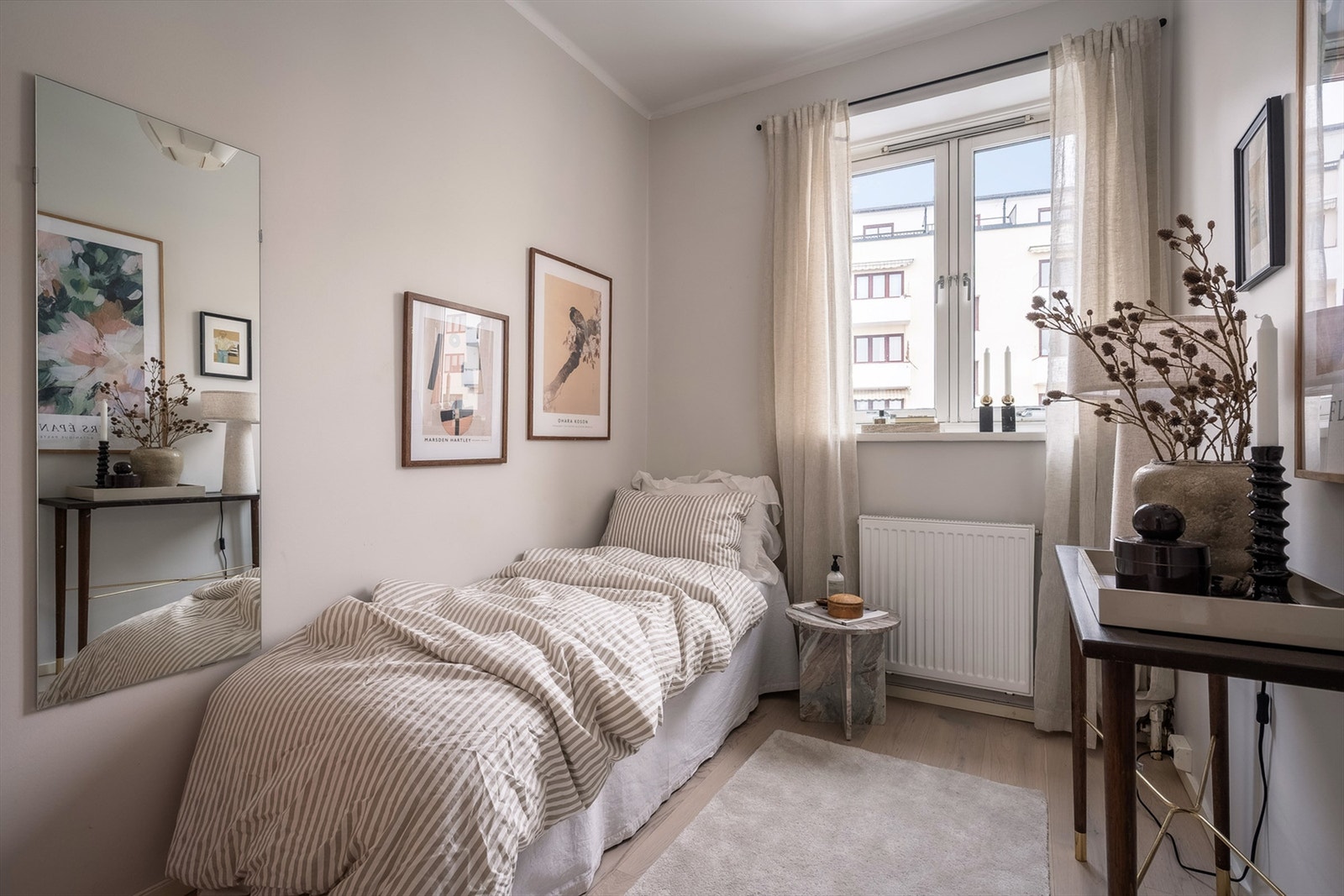 Boligens andre soverom er også romslig med plass til seng og nattbord. Rommet egner seg godt som gjesterom, barnerom eller kontor- alt etter ønske og behov. Galleribilde