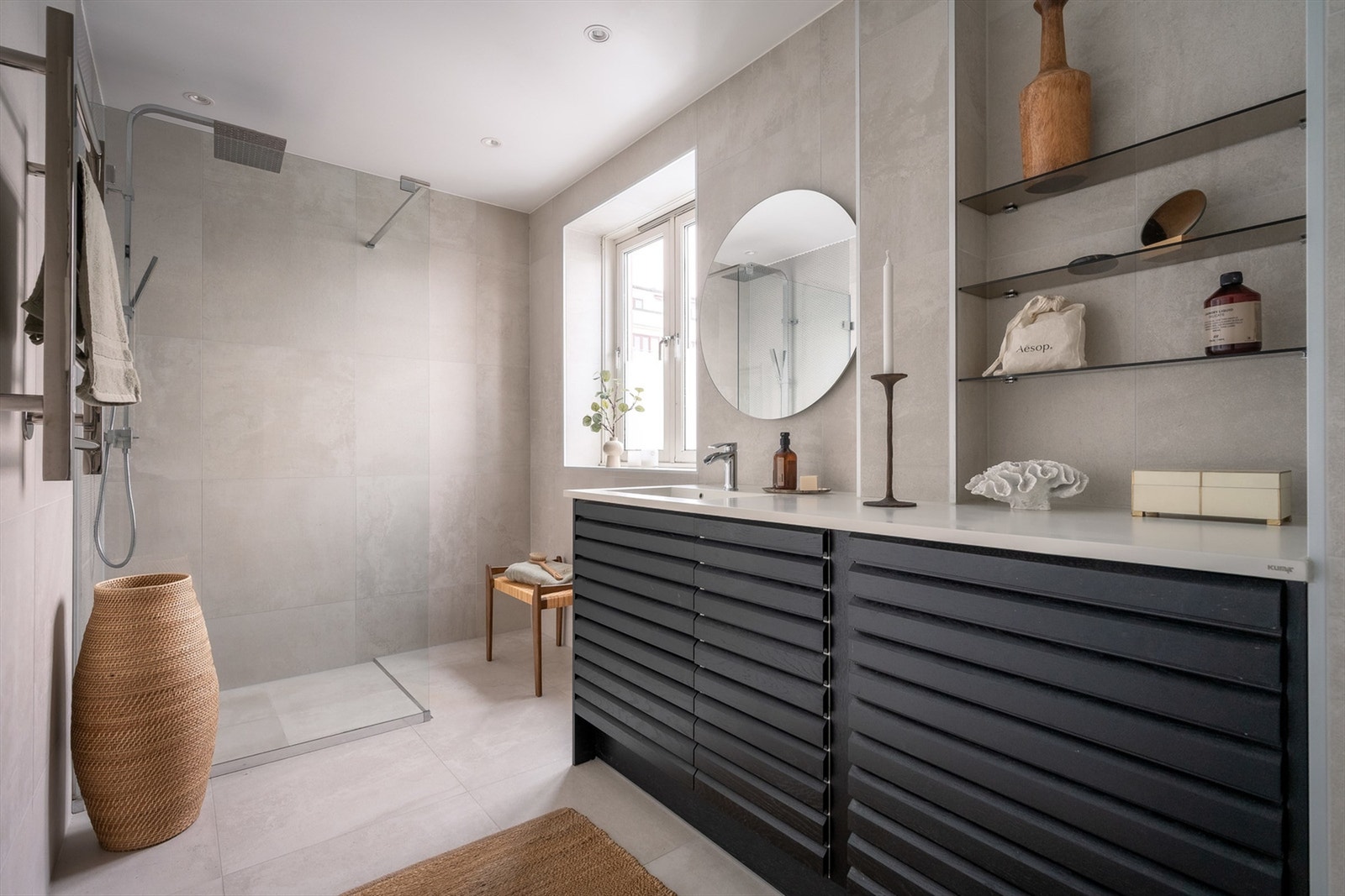 Lekkert og moderne bad fra 2019 med flislagte gulv og vegger med varme. Galleribilde