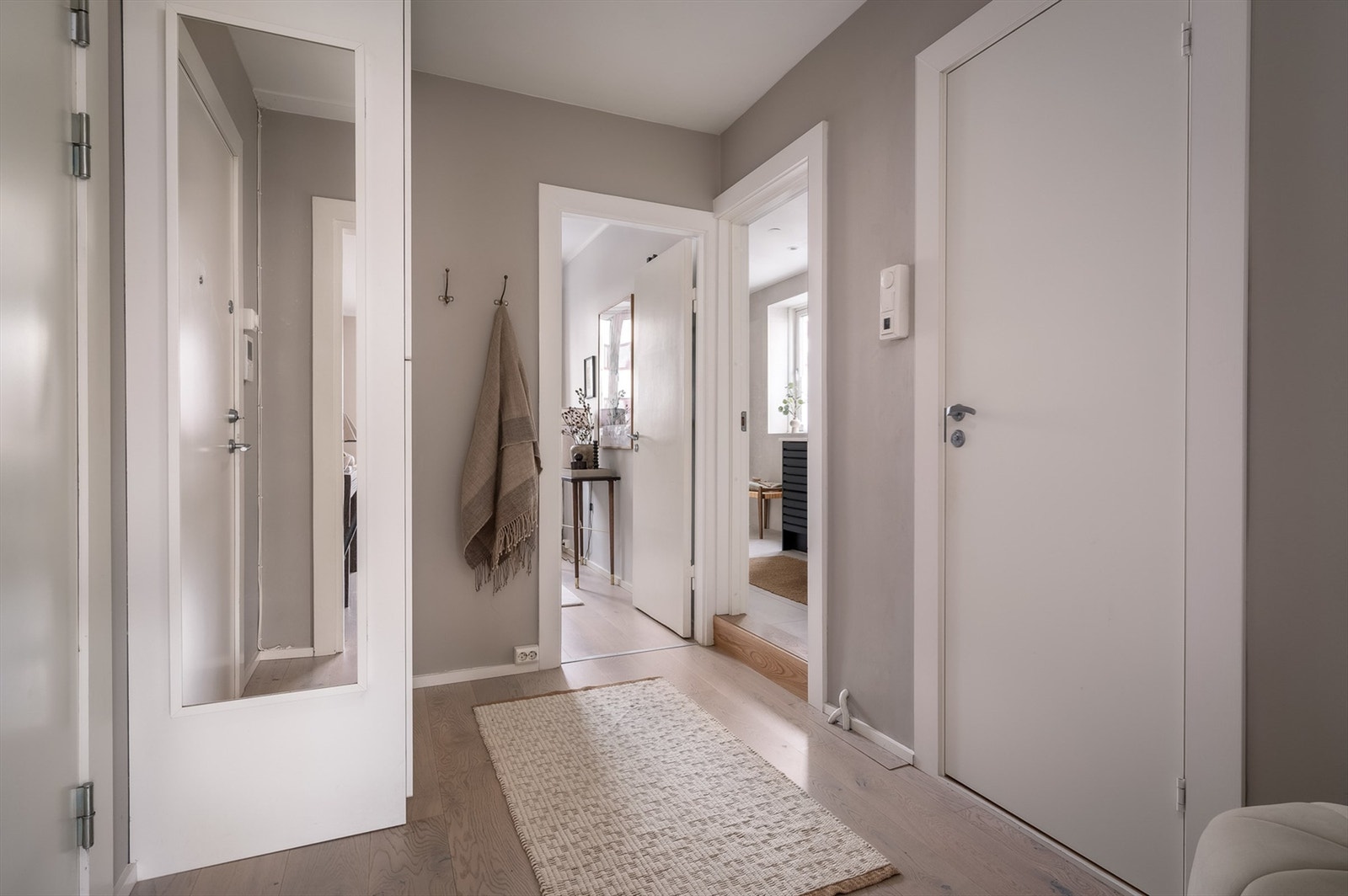 Velkommen inn! Entréen er lys og innbydende og gir et umiddelbart godt førsteinntrykk. Galleribilde