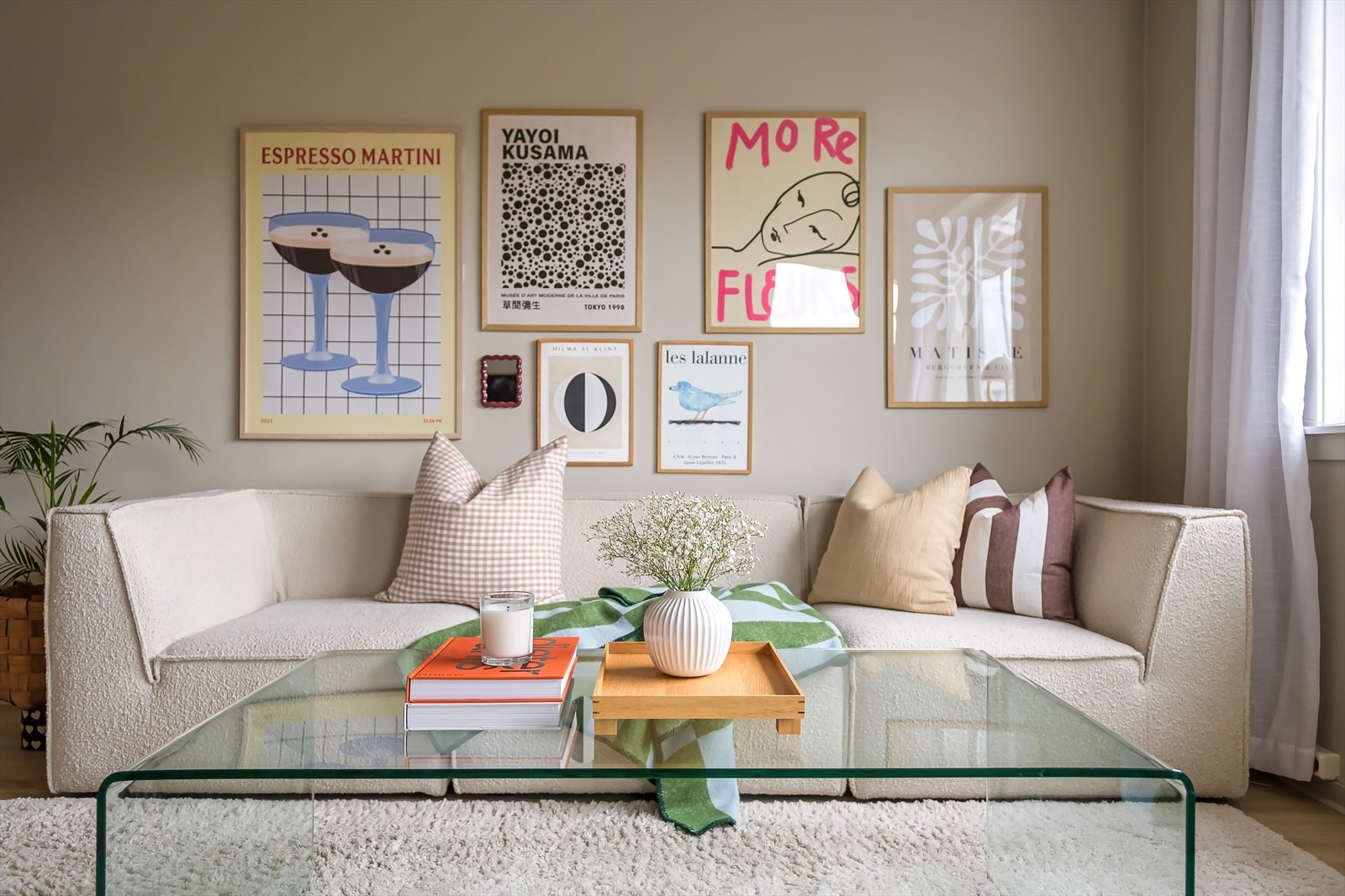 Det er god plass til sofa, spisebord og annet ønsket møblement Galleribilde