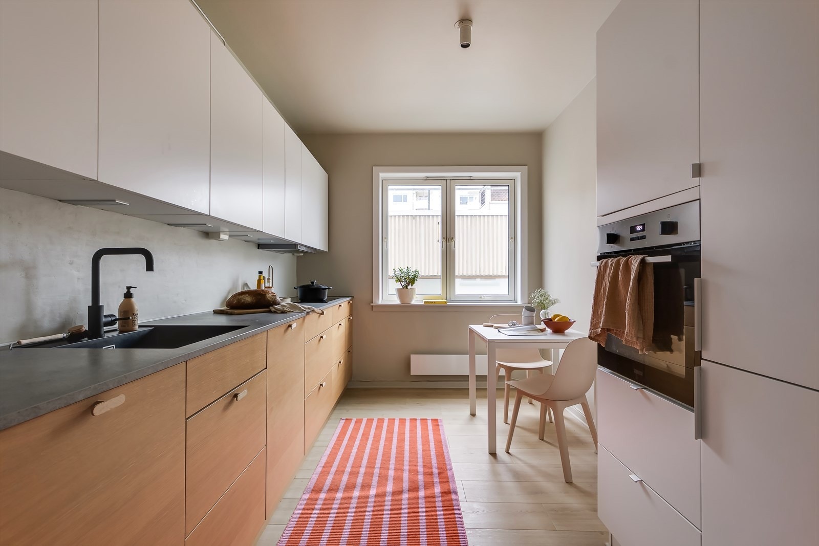 Boligen har en gjennomgående og romslig planløsning med separat kjøkken, stue med utgang til en flott balkong, to gode soverom, bad og toalettrom Galleribilde