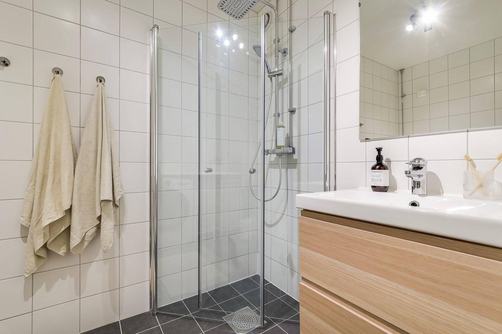 Badet ble oppusset i 2016 i regi av borettslaget og er innredet med servantskap med nedfelt servant, dusjhjørne og speil Galleribilde