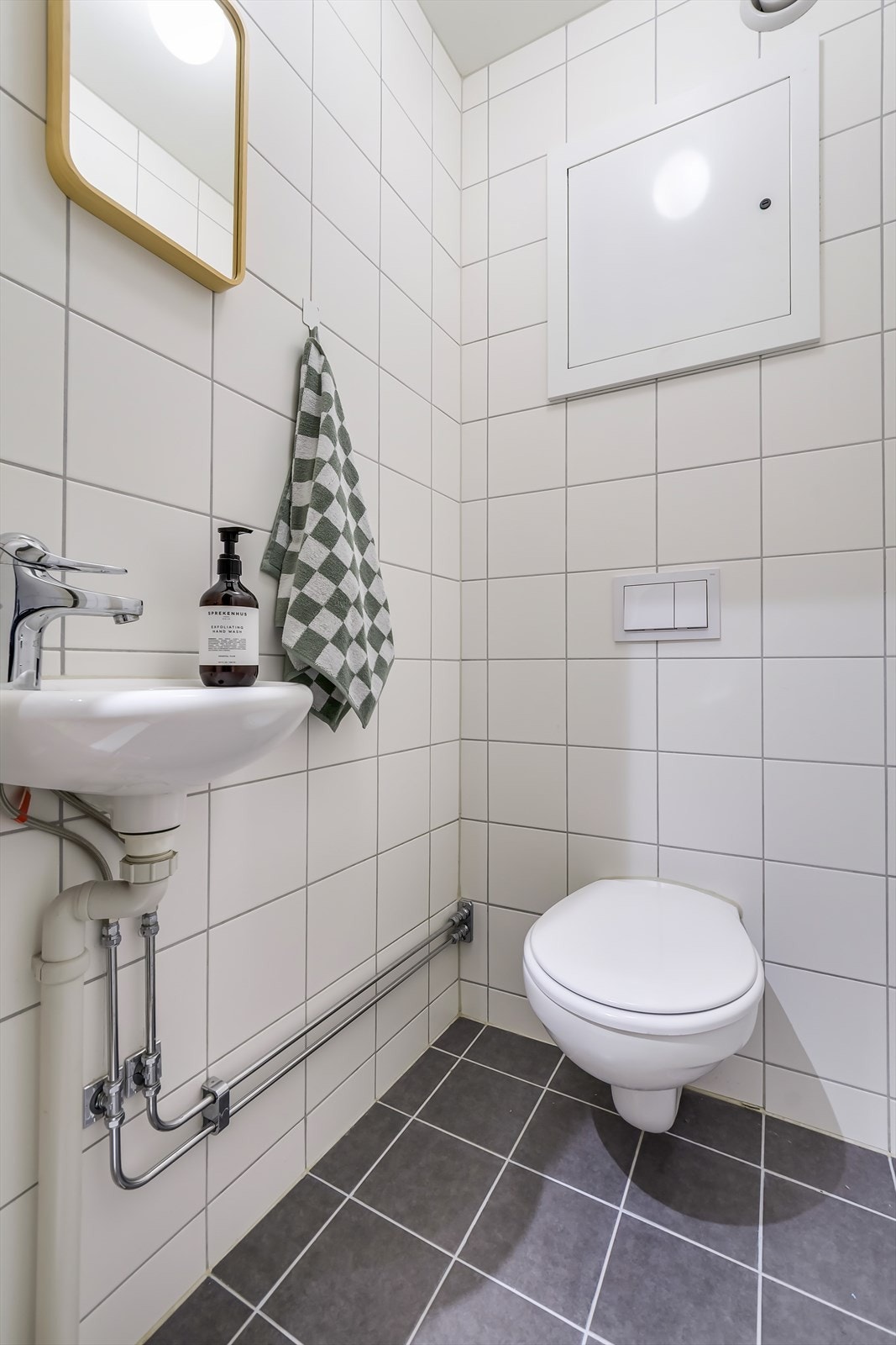 Praktisk separat toalettrom med WC, servant og speil Galleribilde