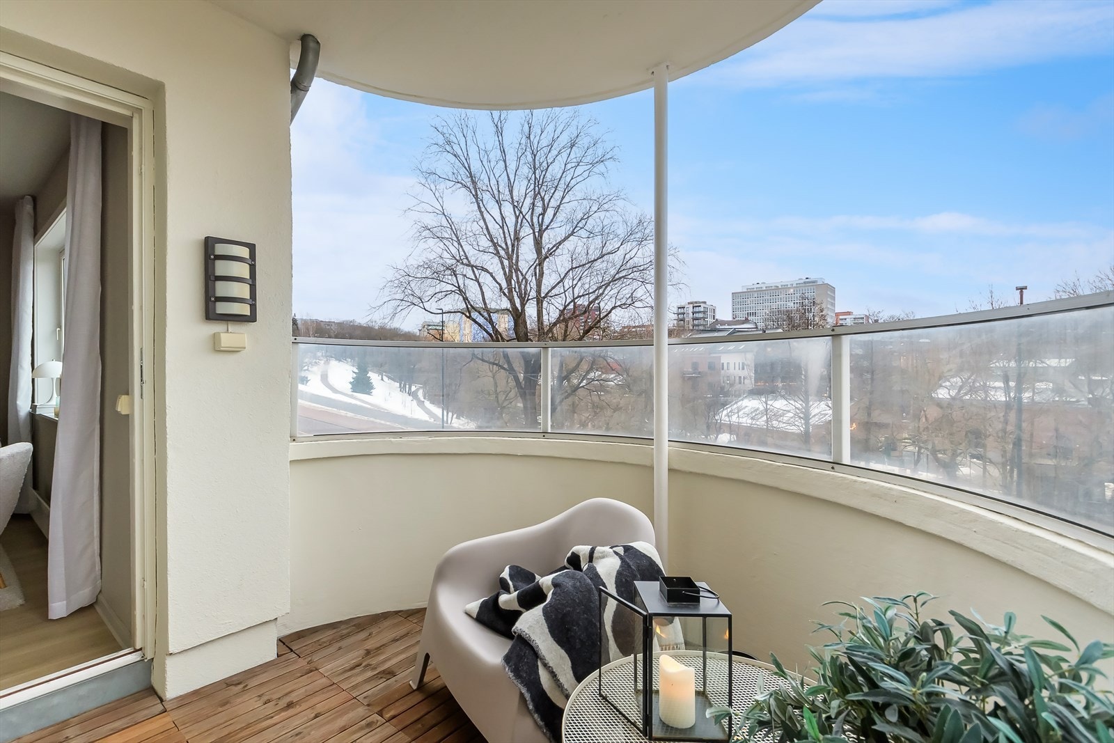 Her kan man enkelt innrede md utemøbler, planter og det er tillatt med elektrisk grill på balkongen Galleribilde